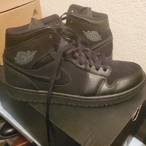 Jordan 1 Mid Triple Black